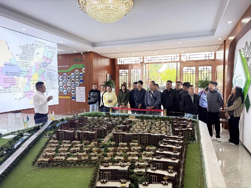 西藏昌都市干部及人大代表观摩团一行到访绿天使集团观摩学习